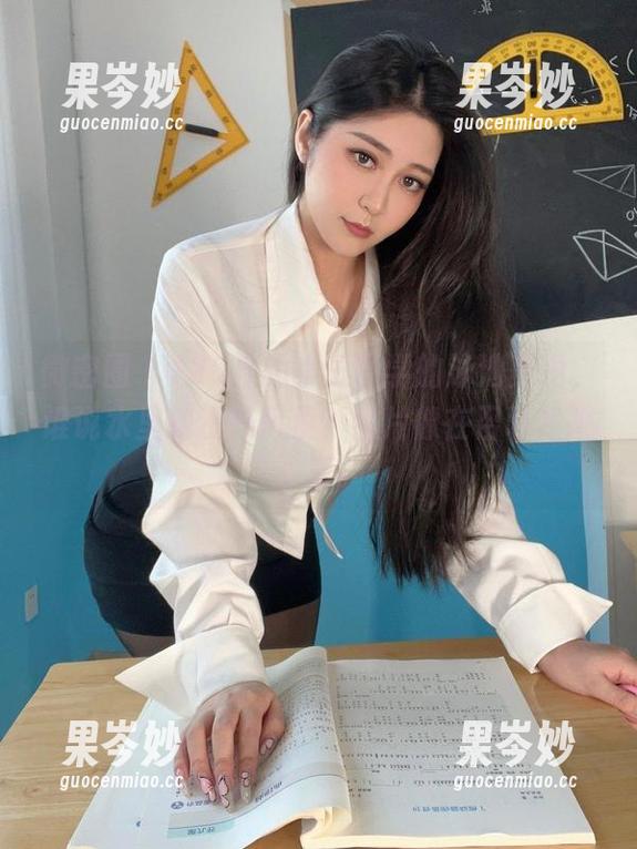 微密圈 - 120斤的小王同学的泳池美图，谁说水里就没好风景？照片像在召唤我跳下去。