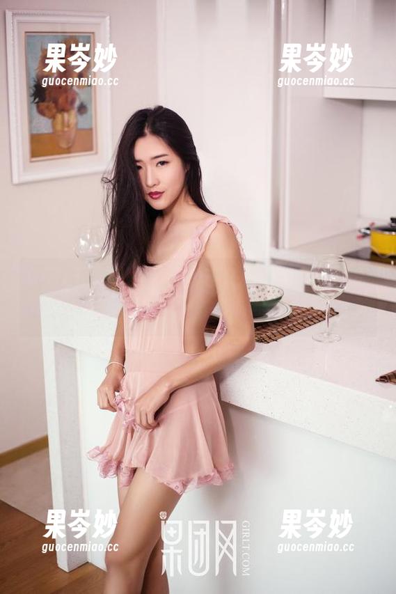 GIRLT果团网 - 在蜜桃Q妹儿的白丝图集中，偷偷想知道她的周末都做些什么！