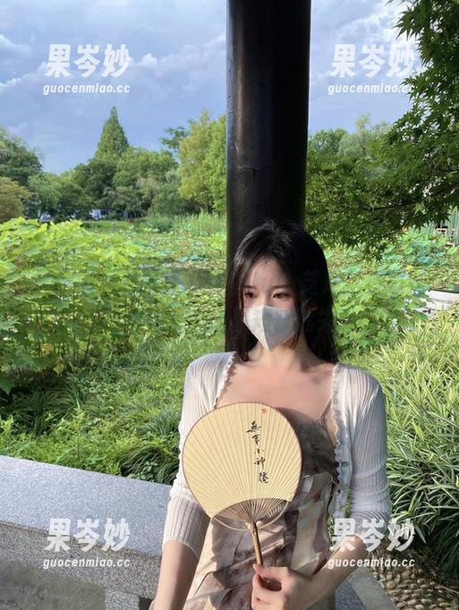 微密圈 - 作品不多，但July芝岚这身碎花旗袍仍旧让我短暂迷失