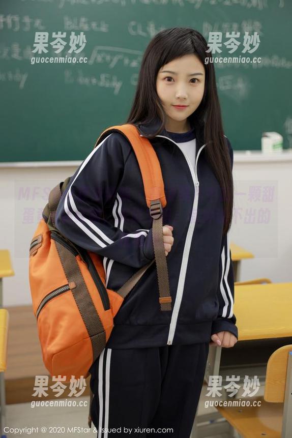 MFStar模范学院 - 高清照片中的一颗甜蛋黄a和红裙，光影交织，有种说不出的优雅感。