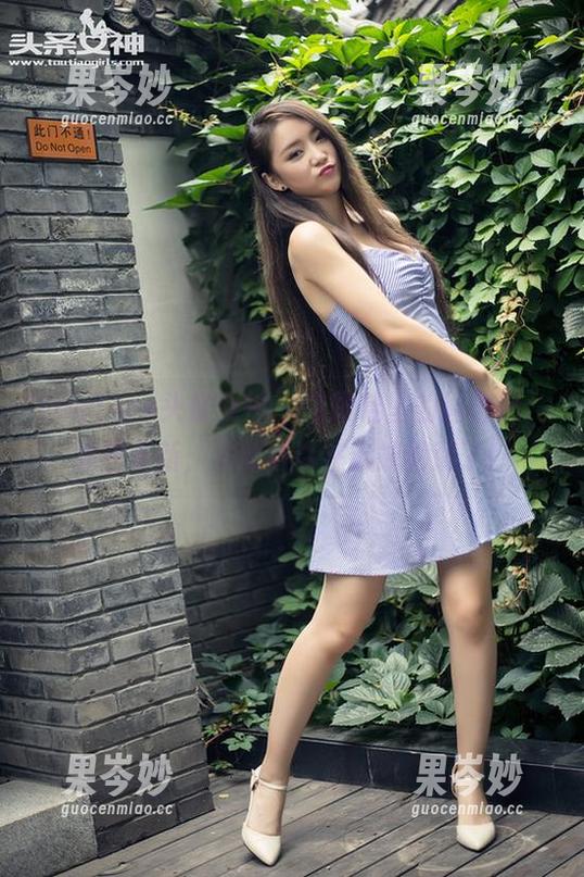 TouTiao头条女神 - 高跟鞋里的周思超，原图更新；从此可以在云端游荡了！