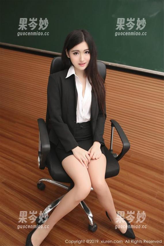 Xiuren秀人网 - 分享大琪琪Emily的白色：只是一瓶牛奶吗？还是其它？