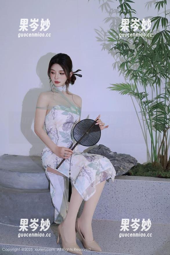 Xiuren秀人网 - 心妍公主的“秘书”福利图集：这是要如何为你服务呢？