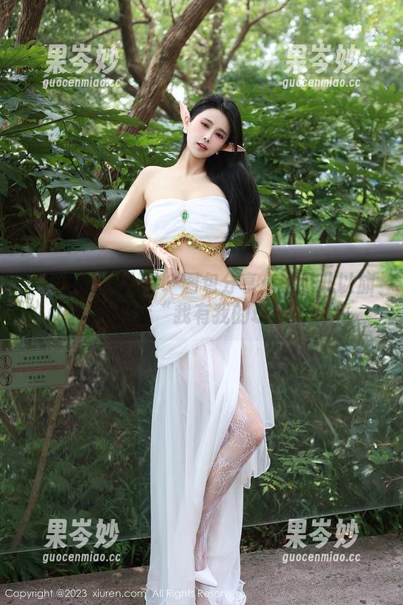 Xiuren秀人网 - 图包分享：李可儿以旗袍展示“我有我的玩法”