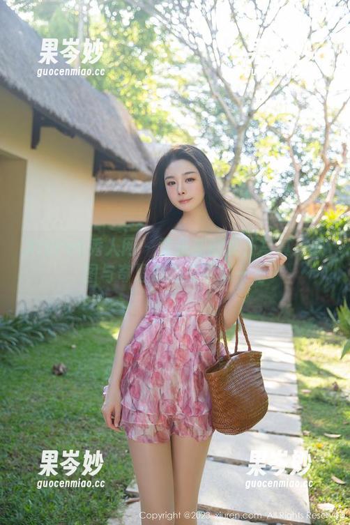 Xiuren秀人网 - 黄乐然的女仆写真：原图与奇思妙想交织的一幕