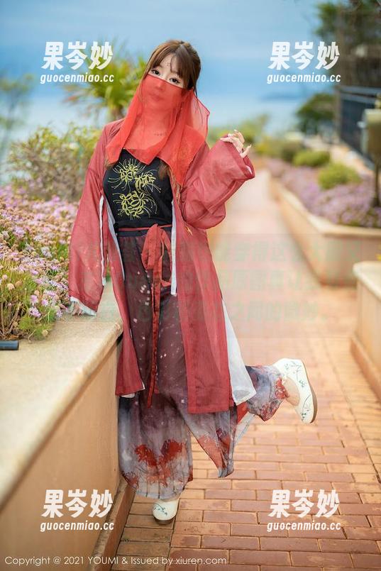 YouMi尤蜜荟 - 制服也能穿得这么大胆又含蓄，左冰Queen的作品原图真让我有点想不明白，色彩和姿态之间的微妙。