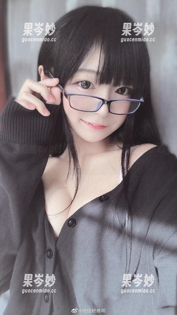 佳佳酱ovo的短裙图片，下载的时候小心喔，别被她的腿给勾走。