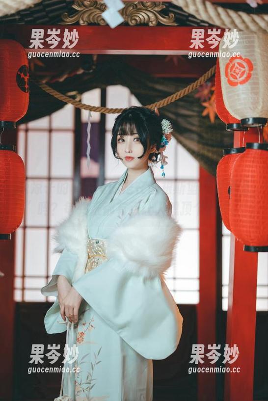 凉凉子的私拍真的是在雷根斯堡“随便走”吗？每一张都有点让人想顶个帽子。