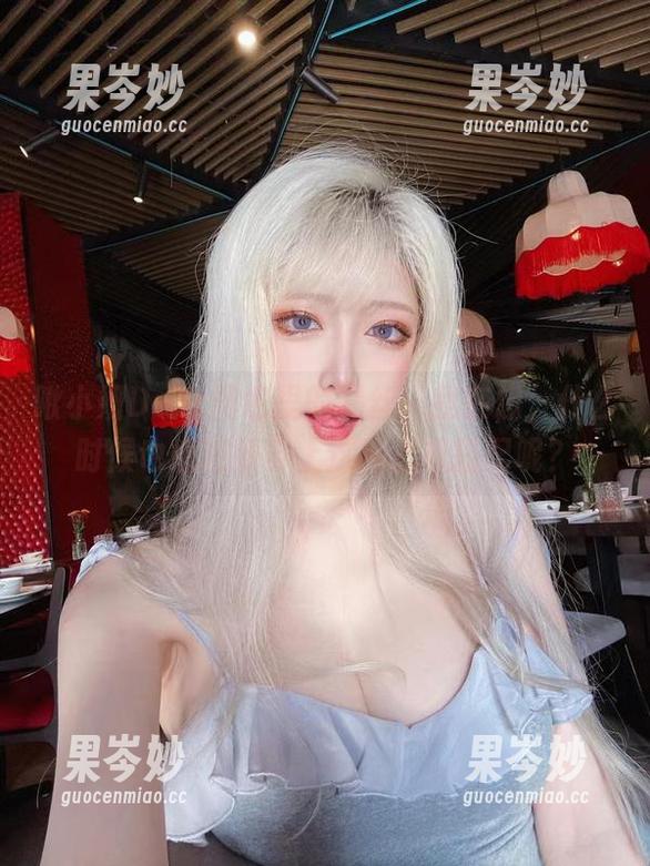 啾小妍Deer图包里的黑丝，我在想，什么时候也能随便穿上这种心机搭配呢？
