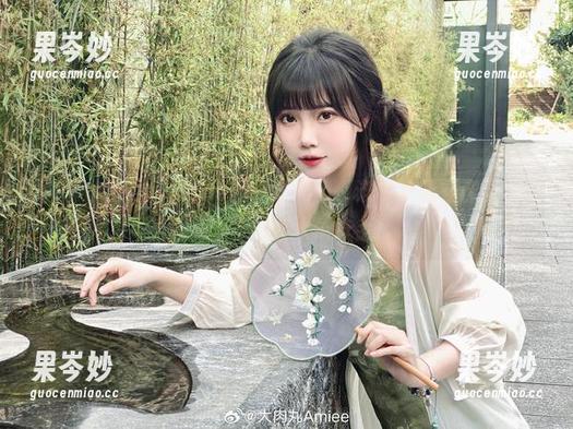 图集：大肉丸Amiee的睡衣美图，谁说只能在床上穿？sofa上也能大展身手！