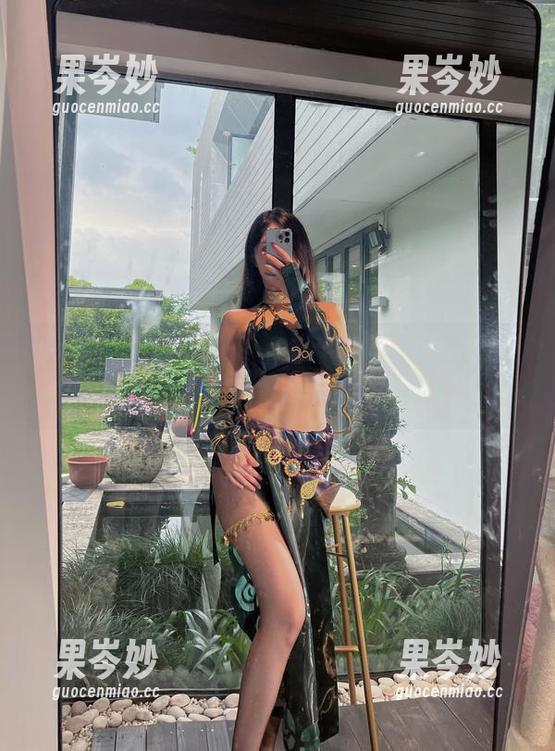 微密圈 - 小玉吃果冻的圣诞写真：别不相信，真的这么温馨