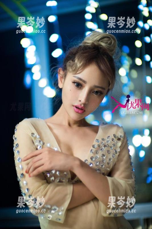 尤果网 - 佟蔓的长腿，竟然能让人如此咄咄逼人，快来下载一波。