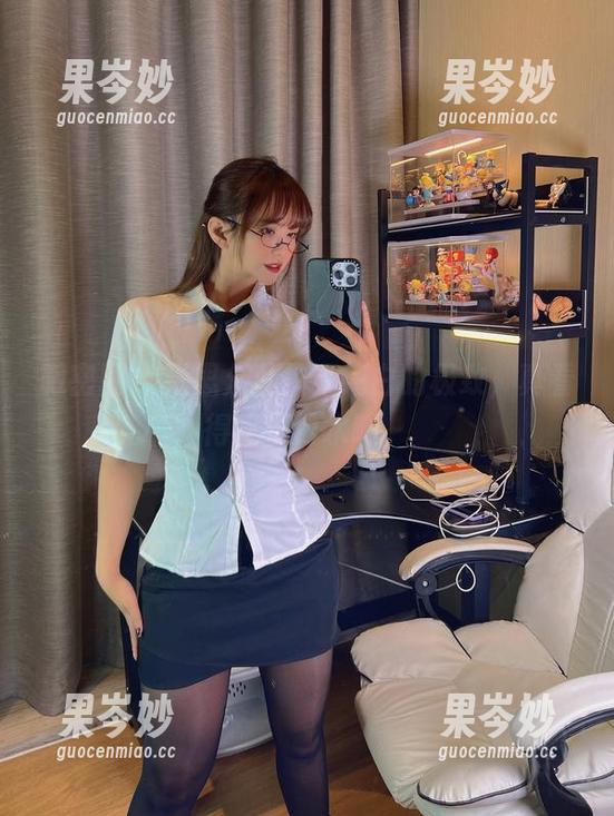 微密圈 - 张思允私拍：纯白的极致，真看得我流口水啊～