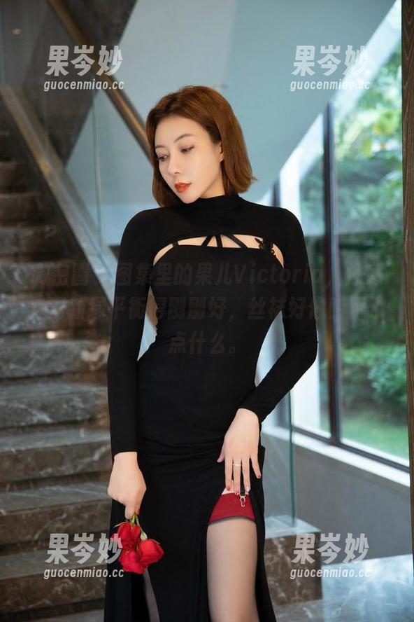 微密圈 - 图集里的果儿Victoria，性感与清新绿平衡得刚刚好，丝袜好像暗示了点什么。