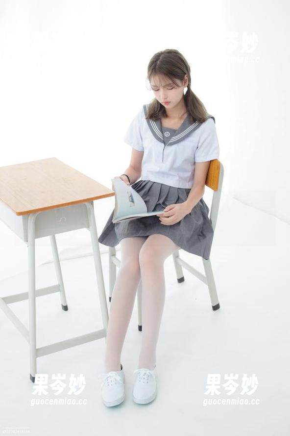 森萝财团献上秘制：JK白丝少女的美足资源，谁会来做试鞋员？