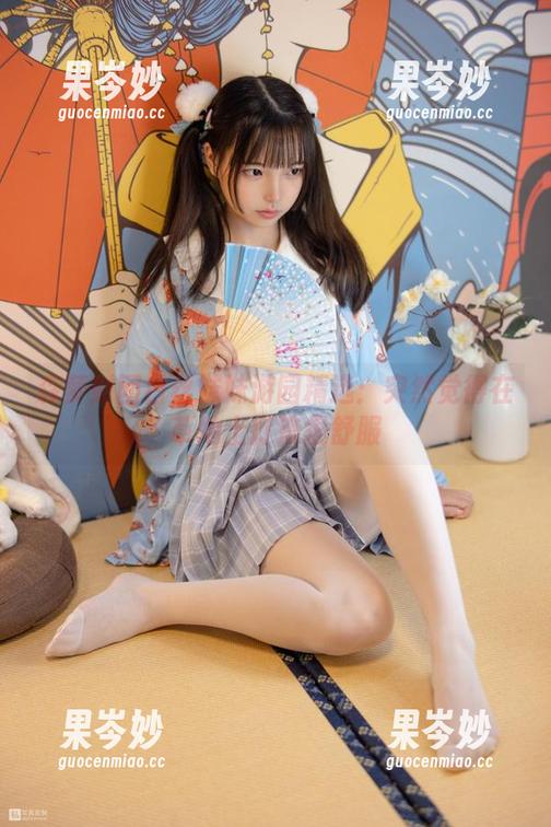 森萝财团白丝妹妹游园精选：突然觉得在草地上打滚很舒服