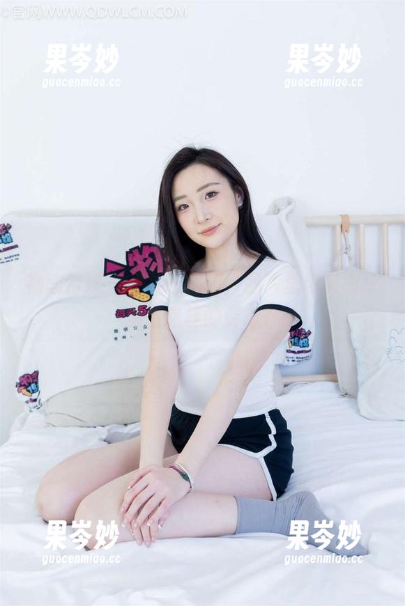 物恋传媒 - 菜菜的姐姐，图片里你又为啥摆出这样的姿态？