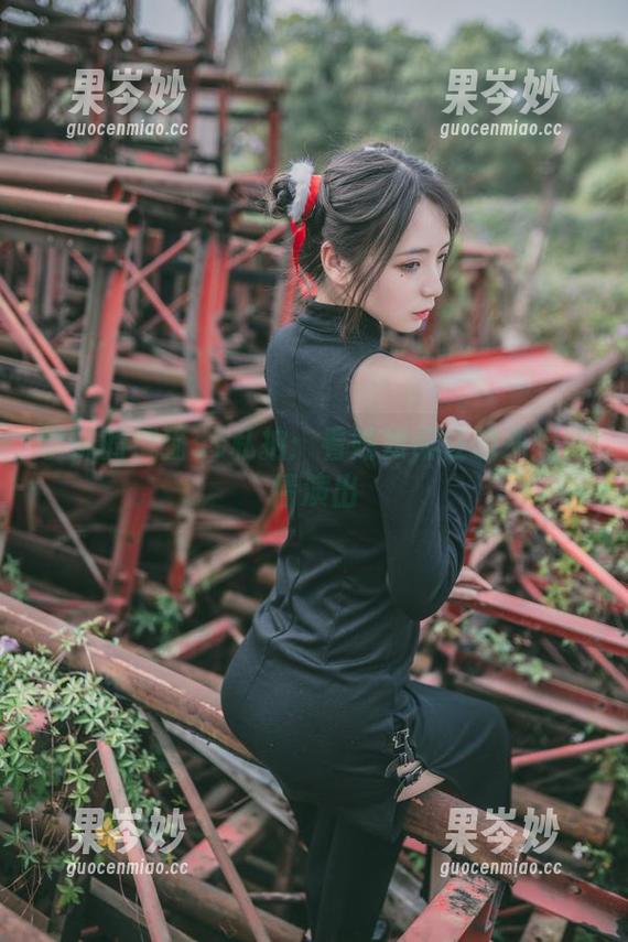 学妹的疯猫ss私拍：看她如何在镜头后倾情演出