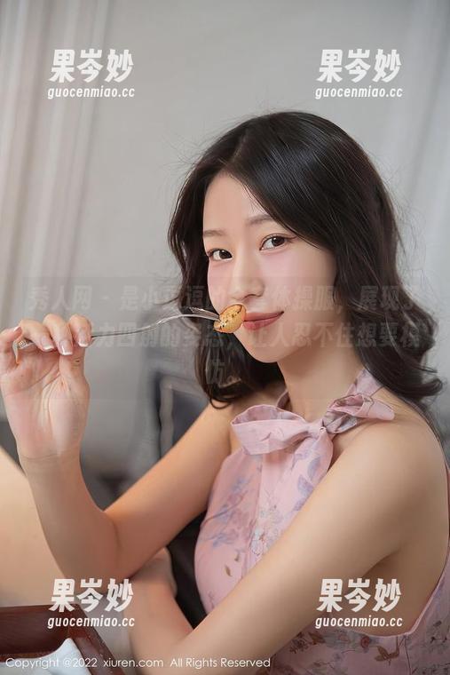 秀人网 - 是小逗逗的全套体操服，展现了一种活力四射的姿态，让人忍不住想要模仿。