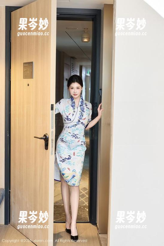 秀人网 - 原图：葛征Model牛仔裤的绝妙构图，连人行道都想学学他的走法！照片值得翻看。
