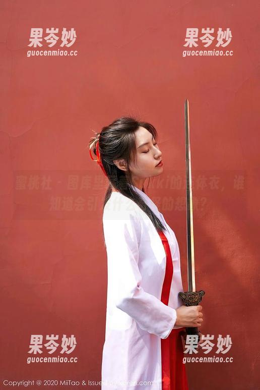 蜜桃社 - 图库里藏着Sukki的连体衣，谁知道会引发什么奇怪的想象？