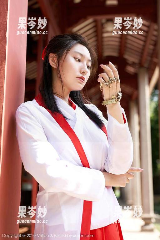 蜜桃社 - 带着疑惑的眼光，原图里全套美绪的蕾丝，让我忍不住想要再多停留一会儿。
