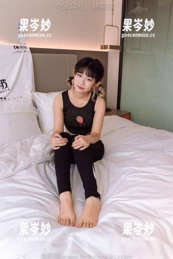 袜啵啵 - 这些美图里的小甜豆与jk制服，图集恰好捕捉那种隐秘的氛围，真让人捉弄心思！