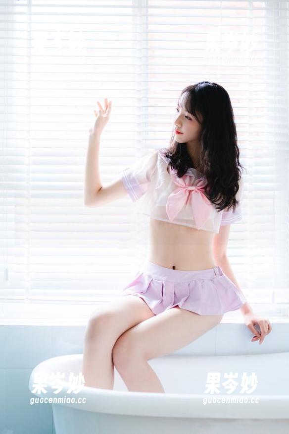 原图上的西瓜少女和白猫咪，你说这是在拍照还是在布局内衣情报？
