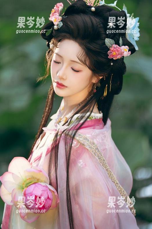 一套泳衣=多重惊喜，雯妹不讲道理的美图能轻松打破游泳池的寂静！
