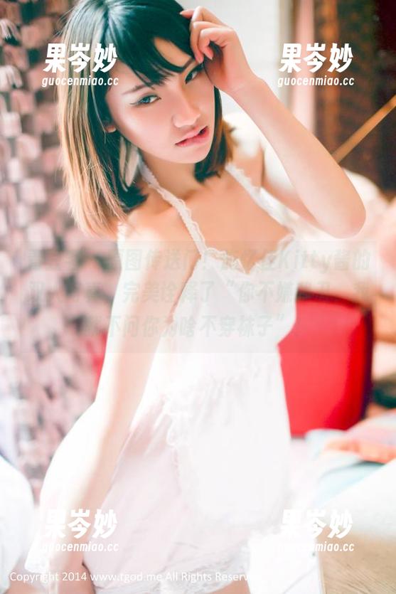 青豆客 - 原图传送门！施忆佳Kitty酱的双人写真，完美诠释了“你不嫌我丑，我就不问你为啥不穿袜子”！