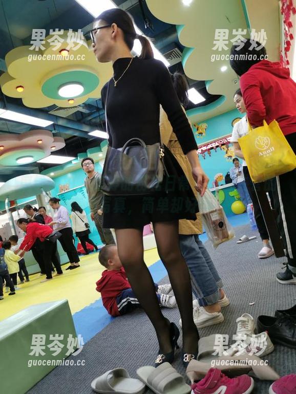 魔镜街拍 - 婷婷的粉裙日常：销售主管的高清写真，简单却好看！